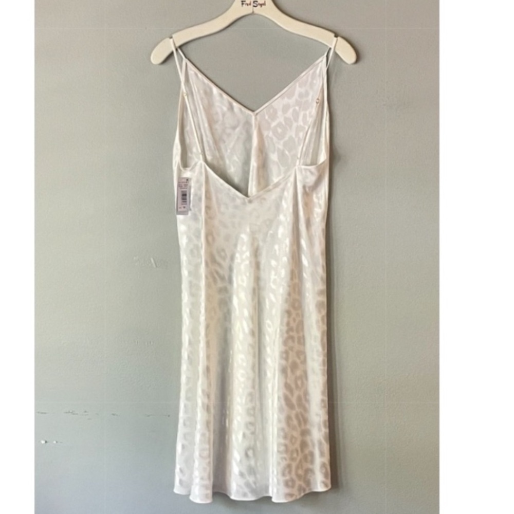 Natori Decadence Chemise. - Picture 5 of 5